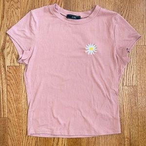 Pink daisy flower tee shirt, fitted, vibe sportswear, size Medium, soft fabric